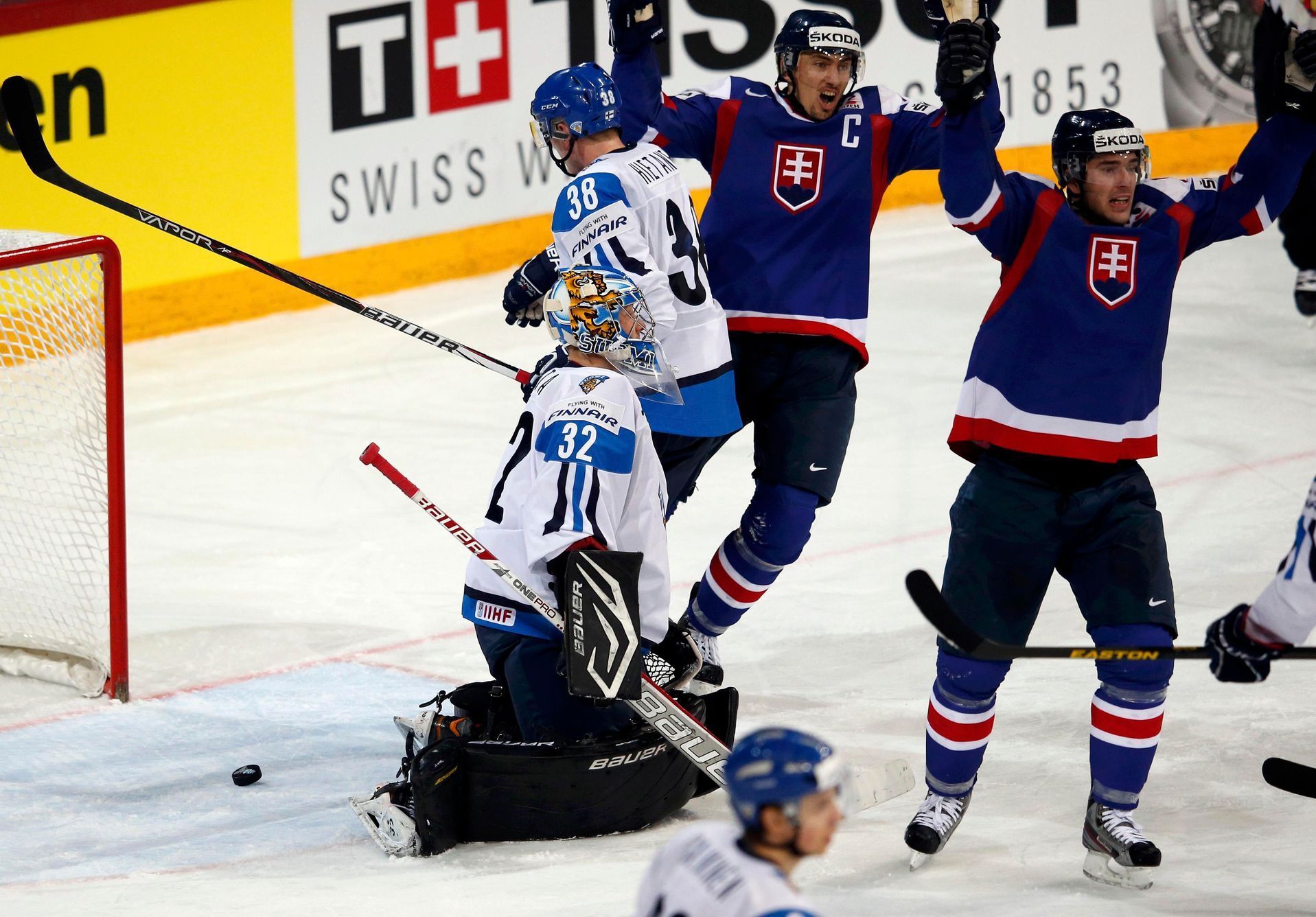 Hokej, MS 2013, Finsko - Slovensko: Miroslav Šatan (vlevo) a  Peter Ölvecký slaví gól na 2:3