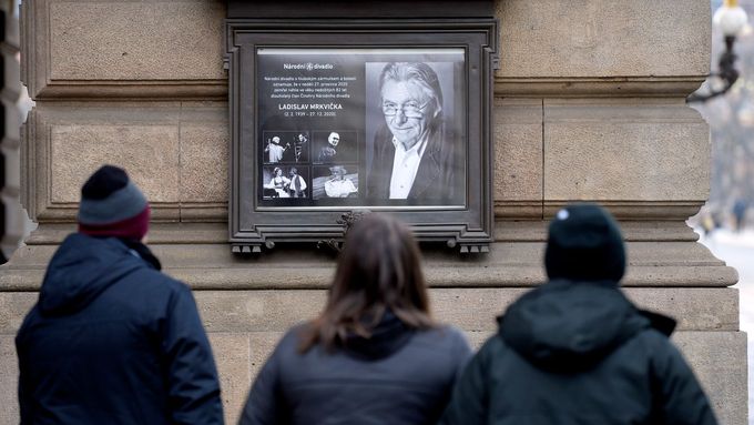 Národní divadlo v Praze vyvěsilo oznámení o smrti herce Ladislava Mrkvičky. Dlouholetý člen činohry zemřel 27. prosince.  