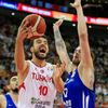 basketbal, MS 2019, Česko - Turecko, Melih Mahmutoglu se zkouší prosadit přes Ondřeje Balvína
