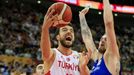 basketbal, MS 2019, Česko - Turecko, Melih Mahmutoglu se zkouší prosadit přes Ondřeje Balvína