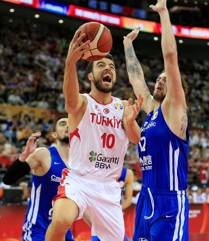 basketbal, MS 2019, Česko - Turecko, Melih Mahmutoglu se zkouší prosadit přes Ondřeje Balvína