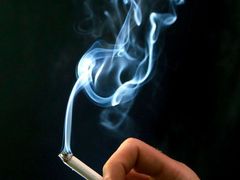 Cigaretový dým ve vzduchu je příčinou takzvaného pasivního kouření (ilustrační foto)