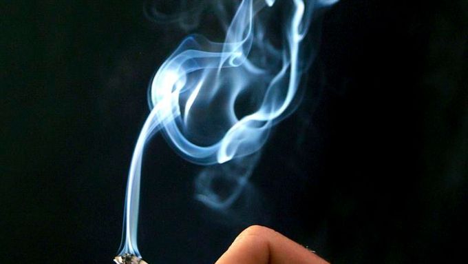 Kuřáci v Česku nasypali do pokladny Philip Morris méně peněz než loni.