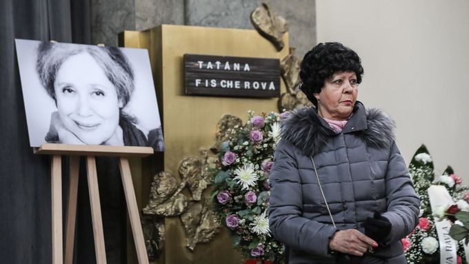 Zaplněná obřadní síň strašnického krematoria v Praze se dnes rozloučila s Táňou Fischerovou, která zemřela 25. prosince ve věku 72 let.