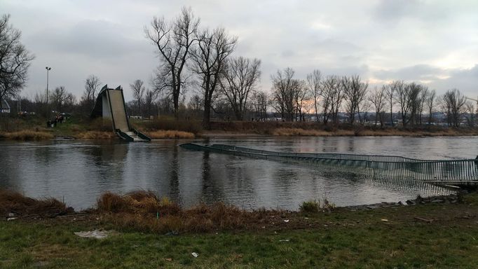 Lávka u Trojského zámku se zřítila do Vltavy