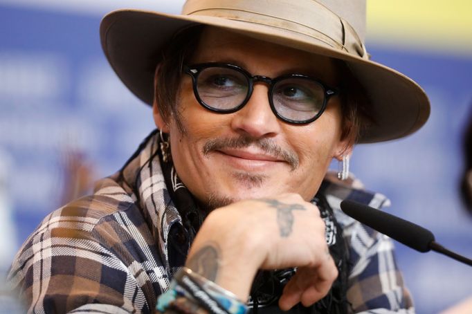 Johnny Depp na tiskové konferenci k filmu Minamata.