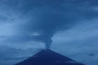 Komplikace pro turisty. Aerolinky ruší lety na Bali kvůli erupci sopky Agung