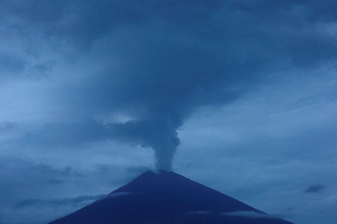 Sopka Mount Agung v ranních hodinách (30. listopadu 2017).