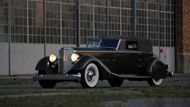 10. Packard Twelve Custom Convertible, rok 1934, cena 84,6 milionů korun.

Síň Sotheby´s letos vydražila jeden z nejhodnotnějších Packardů na světě vyrobených na zakázku Raymondem Dietrichem.