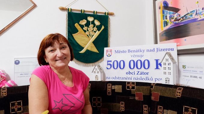 "Dodnes jsme od státu žádné peníze na rekonstrukci obce nedostali," sdělila nyní Aktuálně.cz starostka Zátoru Salome Sýkorová. Peníze poslala například některá města, jak ukazuje tato archivní fotka.
