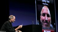 iPhone 4 má obrazovku s vyšším rozlišením a fotoaparát s možností snímání i zepředu vhodný pro videokonference. (Což také Jobs hned ukázal.)