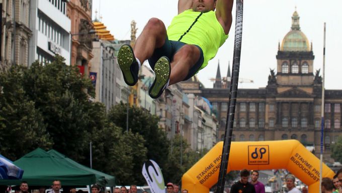 Jan Kudlička soutěž na Václavském náměstí vyhrál výkonem 576 cm, a Pražskou tyčku tím opanoval počtvrté za sebou.