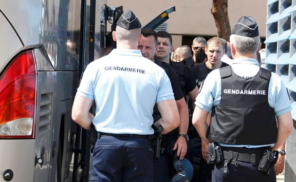 Zadržený autobus s fanoušky Ruska. Mandelieu u Cannes, jižní Francie.