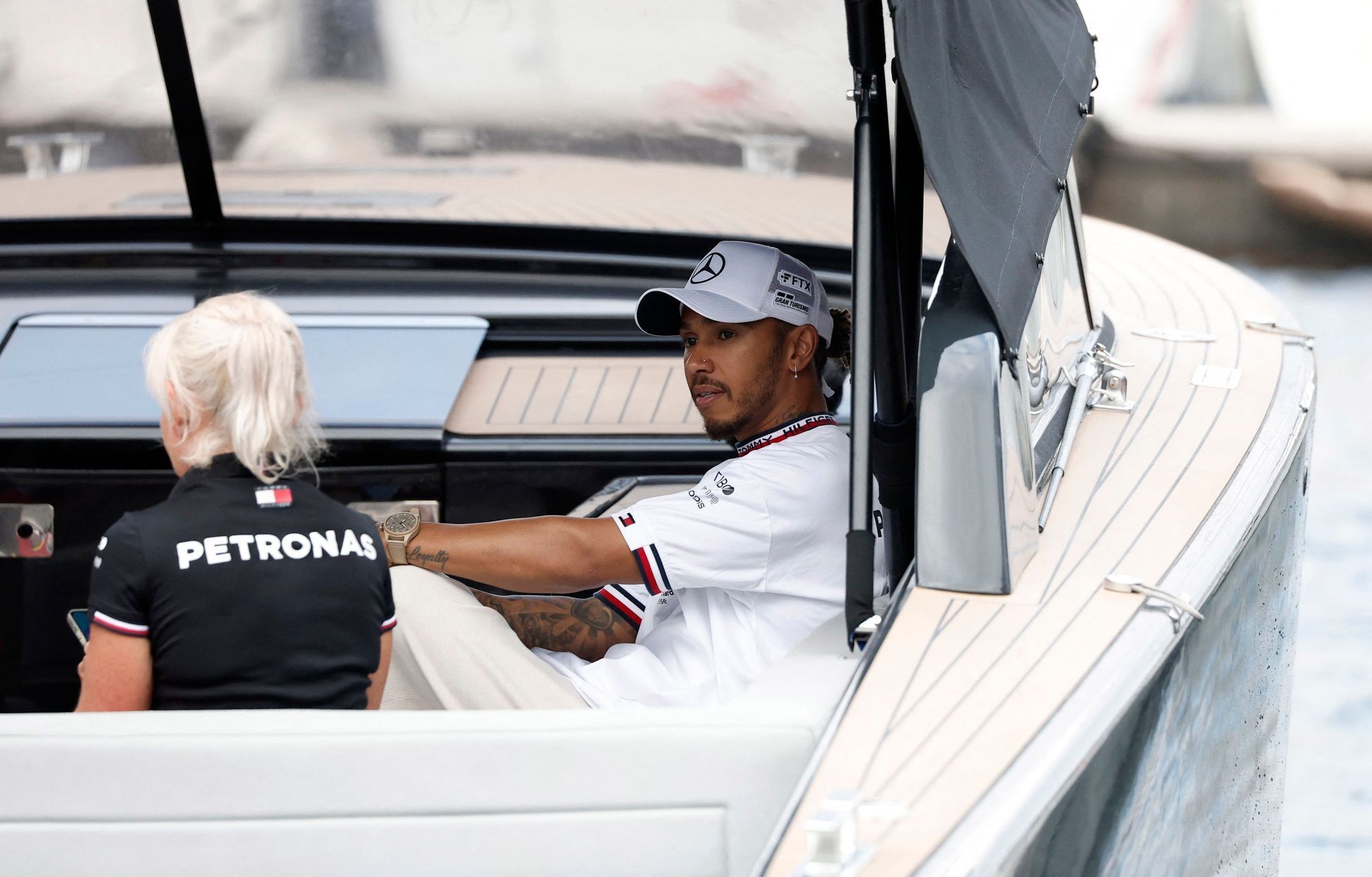 Lewis Hamilton z Mercedesu a fyzioterapeutka Angela Cullenová po Velké ceně Monaka 2022