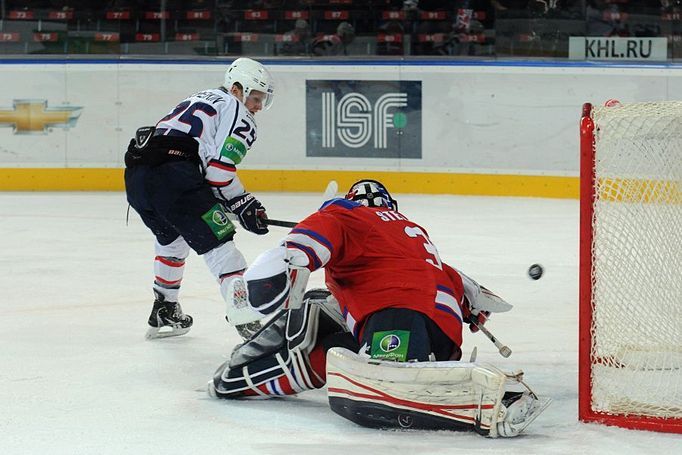 Hokejový brankář Lva Praha Jakub Štěpánek inkasuje gól od Alexeje Kopejkina v utkání KHL 2012/13 proti Novosibirsku.