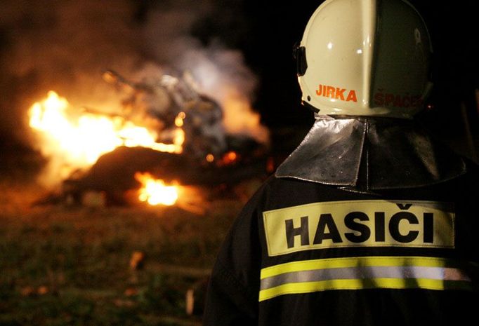 Na poli na liberecku hořely v noci z úterý na středu ohně. Kolem nich postávali hasiči. Nehasili, naopak do ohňů přikládali. Probíhalo zde taktické cvičení integrovaného záchranného systému.