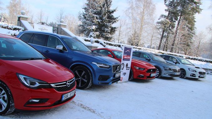 Zleva Opel Astra, Volvo XC90, Ford Mustang, Škoda Superb a Subaru Levorg - to je pětice finalistů o auto roku 2016 v ČR.