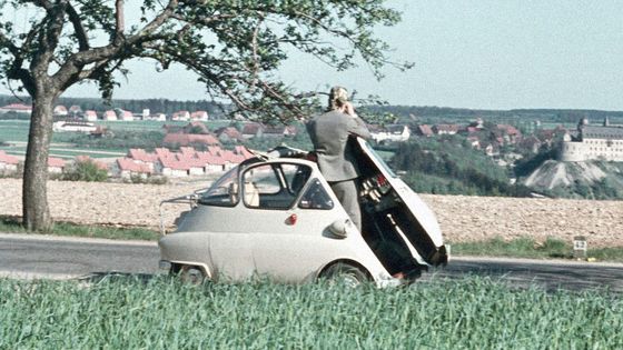 Isetta - auto, do které se nastupuje přes otevírací přední část.