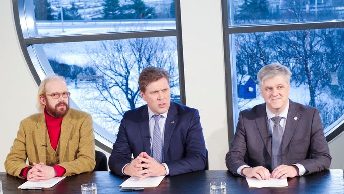 Premiér Bjarni Benediktsson, Ottarr Proppe a Benedikt Johannesson představují novou islandskou vládu.