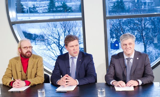 Premiér Bjarni Benediktsson, Ottarr Proppe a Benedikt Johannesson představují novou islandskou vládu.