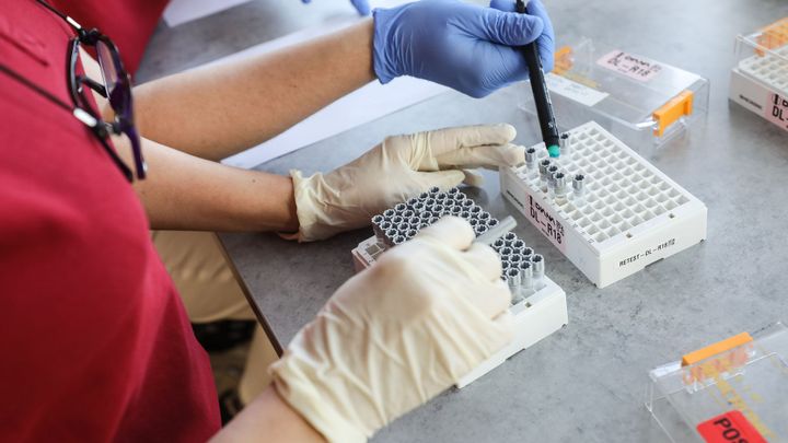 V pátek laboratoře odhalily 26 597 nových případů. Dvakrát víc než před týdnem; Zdroj foto: Jakub Plíhal