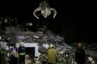 Záchranné práce po zemětřesení v Albánii, které zabilo nejméně 23 lidí a několik set dalších zranilo, pokračovaly celou noc.