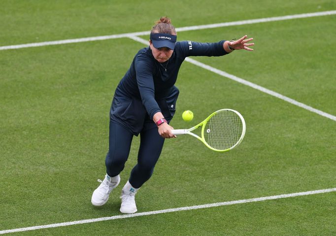 Barbora Krejčíková v utkání 1. kola turnaje v Eastbourne