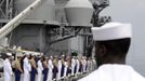 U.S. Marine Corps and navy personnel stand at the rails of the USS Wasp during its entry into New York Harbor for Fleet Week May 23, 2012. REUTERS/Keith Bedford (UNITED STATES - Tags: MILITARY SOCIETY MARITIME) Published: Kvě. 23, 2012, 8:24 odp.