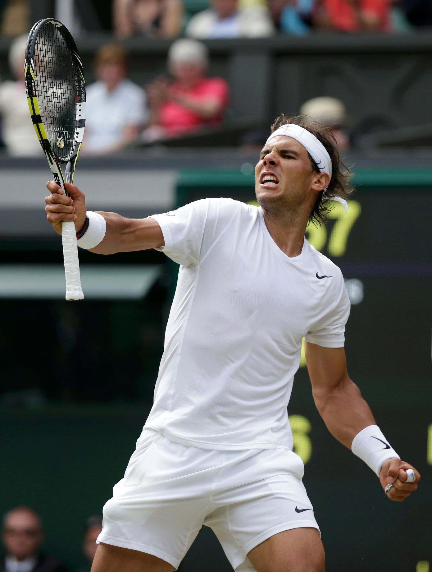 Rafael Nadal slaví vítězství nad Rosolem ve Wimbledonu