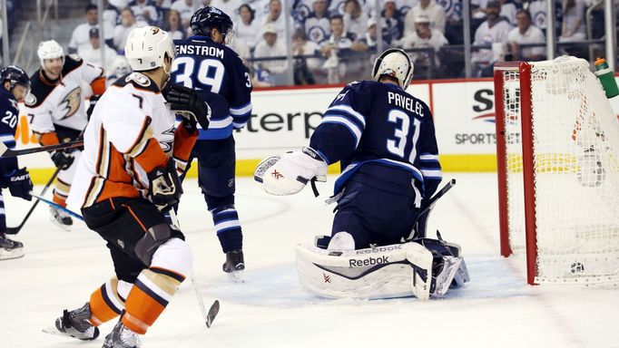 NHL, Anaheim - Winnipeg: Ryan Kesler (17) - Ondřej Pavelec (31)