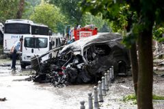 V Turecku vybuchlo auto s náloží. Exploze zasáhla autobus s vojáky, třináct jich zemřelo