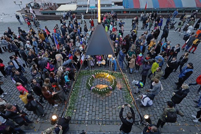 Praha si dnes 17. 11. 2019 připomíná výročí 30 let od sametové revoluce, která vedla k pádu komunistického režimu.