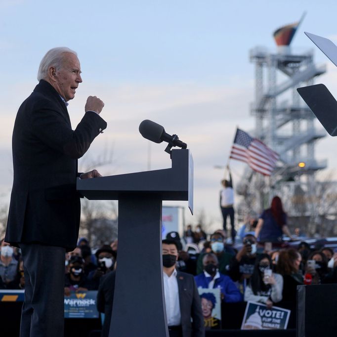 Nově zvolená prezident Spojených států Joe Biden podpořil v Atlantě demokratické kandidáty do Senátu Jona Ossoffa and Raphaela Warnocka