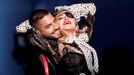 Madonna s kolumbijským zpěvákem Malumou při vystoupení v roce 2019 na cenách Billboard Music Awards.