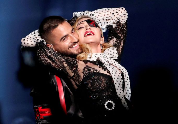 Madonna s kolumbijským zpěvákem Malumou při vystoupení v roce 2019 na cenách Billboard Music Awards.