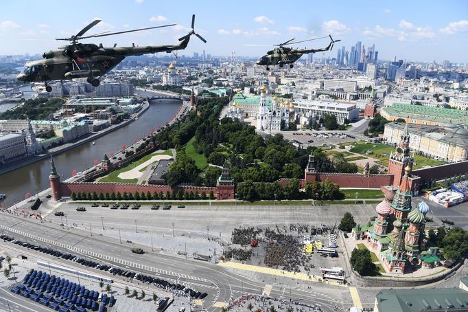 Ruské vrtulníky Mi-8 při přeletu nad moskevským Rudým náměstím.