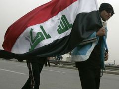 Tito poutníci vyrazili na cestu s nejnovější podobou irácké vlajky.