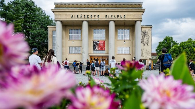 Hlavní a doprovodný program festivalu se jako tradičně soustředí v Jiráskově divadle.