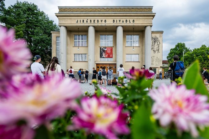 Návštěvníci festivalu Jiráskův Hronov naslouchají autorské poezii.