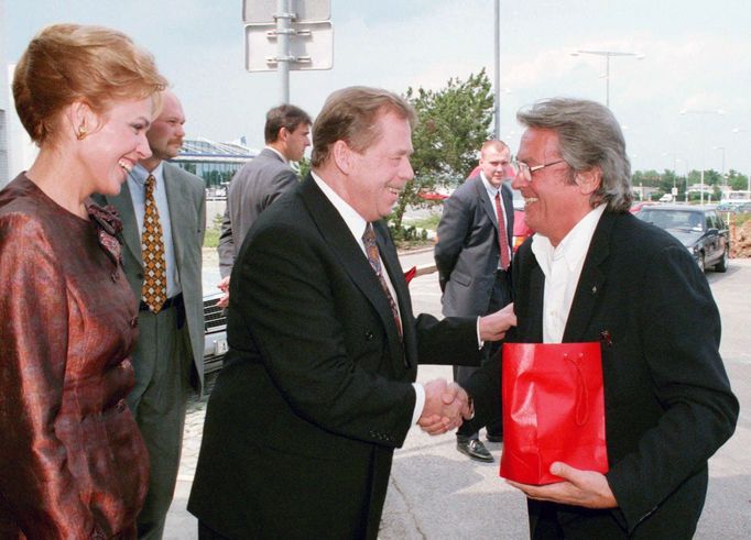 Alain Delon s Václavem Havlem a jeho manželkou Dagmar Havlovou v roce 1999.