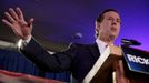 Černý kůň republikánských primárek Rick Santorum promlouvá v Iowě ke svým přívržencům.