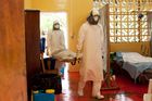 Nechoďte na pohřby obětí eboly, varuje české ministerstvo