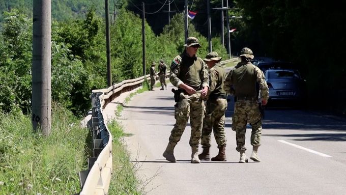 Mírové jednotky NATO dohlížejí na odstranění zátarasů v Kosovu