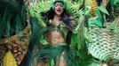 A reveller from the Beija Flor samba school participates during the annual Carnival parade in Rio de Janeiro's Sambadrome, February 11, 2013. REUTERS/Sergio Moraes (BRAZIL - Tags: SOCIETY) Published: Úno. 12, 2013, 3:40 dop.