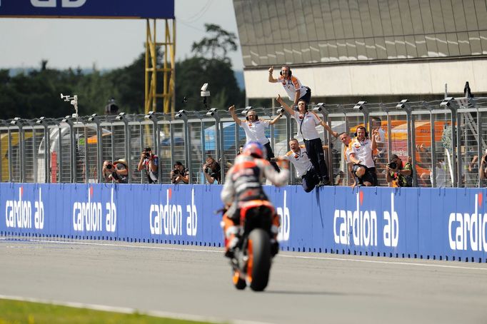 Motocyklový jezdec Casey Stoner z Austrálie na GP České republiky v Brně 2011.