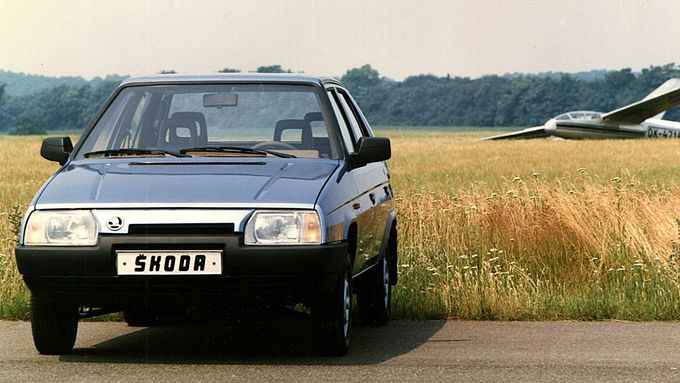 Škoda Favorit se začala prodávat v roce 1988. Jako jedno z mála východních aut se mohla alespoň částečně rovnat západní konkurenci.