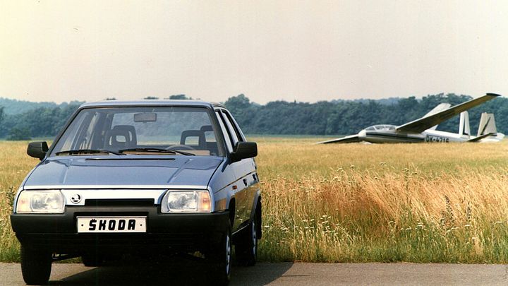 Zájezdy do autobazarů s igelitkou peněz. Motorističtí novináři vzpomínají na revoluci