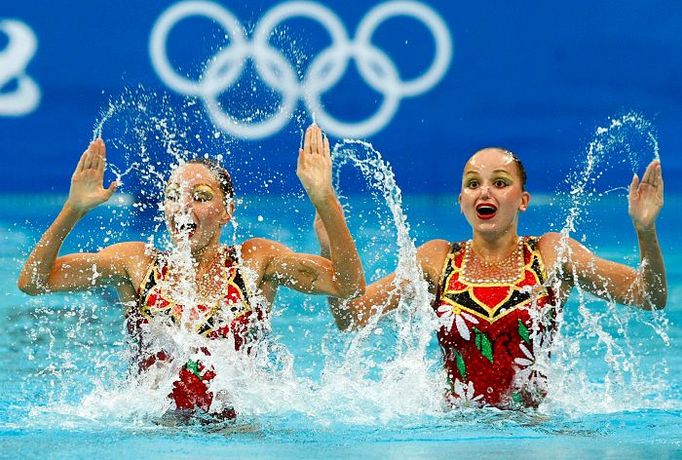 Synchronizované plavání. Ruské akvabely Anastasia Davydovová a Anastasia Ermakovová na olympiádě v Pekingu.