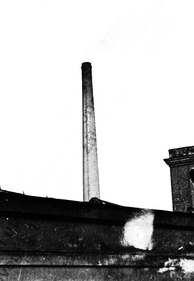 Fotoreprodukce dobového policejního vyšetřovacího spisu k srpnovým událostem v roce 1969.