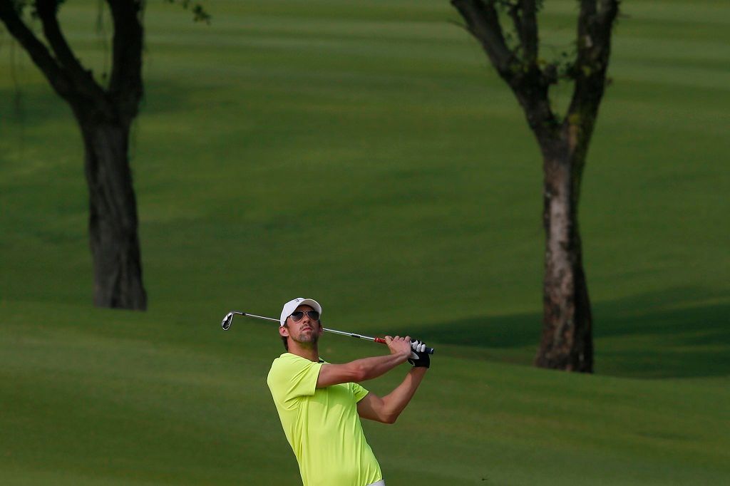 Celebrity hrají golf (plavec Michael Phelps)